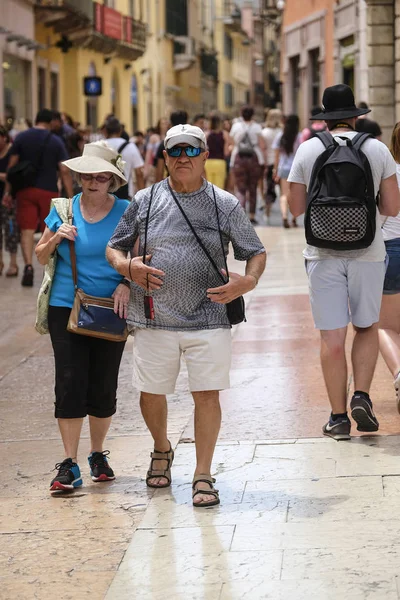 Verona Italië Juli 2018 Toeristen Een Straat Een Centrum Van — Stockfoto