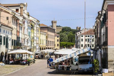 Este, İtalya - Temmuz, 22, 2018: tüccar mal Este, İtalya sokak piyasada boşaltın.