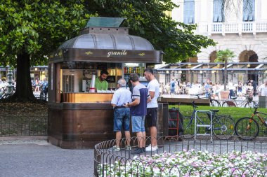 Verona, İtalya - Temmuz, 23, 2018: sokak kiosk Verona, İtalya