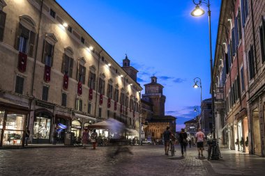 Ferrara, İtalya - Temmuz, 23, 2018: Ferrara tarihi merkezi bir gece sokakta
