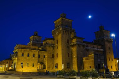 Ferrara, İtalya - Temmuz, 22, 2018: Ferrara kale geceleri