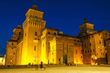 Ferrara, İtalya - Temmuz, 22, 2018: Ferrara kale geceleri