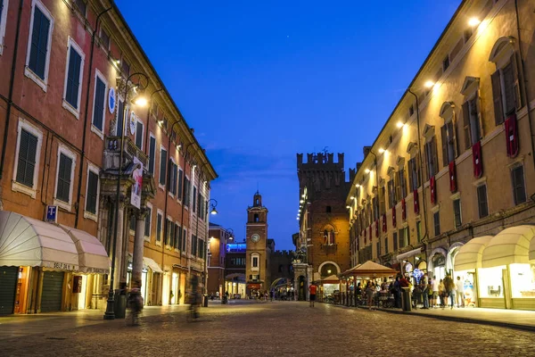 フェラーラ イタリア 2018 夜フェラーラの歴史的中心部の通り — ストック写真
