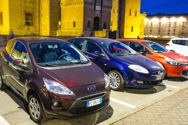 Ferrara Itálie Července 2018 Auta Zaparkovaná Ferrara Itálie Noci — Stock fotografie