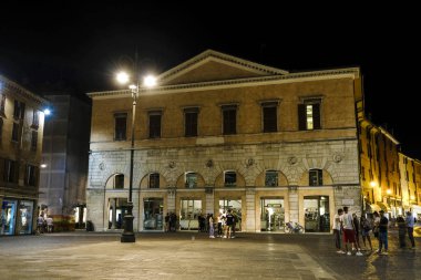 Ferrara, İtalya - Temmuz, 23, 2018: Ferrara tarihi merkezi bir gece sokakta