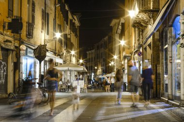 Ferrara, İtalya - Temmuz, 23, 2018: Ferrara tarihi merkezi bir gece sokakta