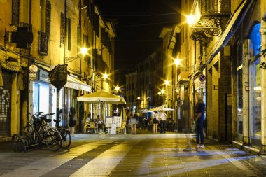 Ferrara, İtalya - Temmuz, 24, 2018: bycicles, Ferrara, İtalya bir merkezi bir sokakta park edilmiş