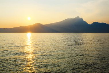 Günbatımı Garda Gölü, İtalya
