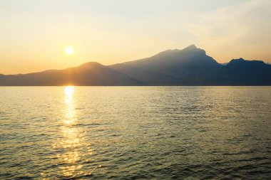 Günbatımı Garda Gölü, İtalya
