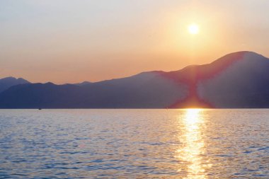 Günbatımı Garda Gölü, İtalya