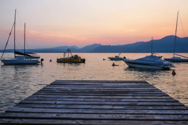 Garda, İtalya - Temmuz, 28, 2018: Garda Gölü İtalya gemilerde