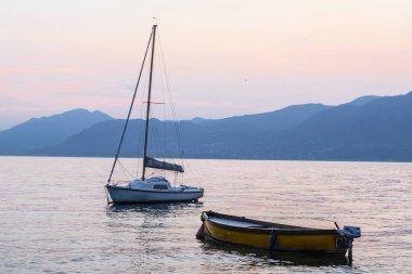 Garda, İtalya - Temmuz, 28, 2018: Garda Gölü İtalya gemilerde
