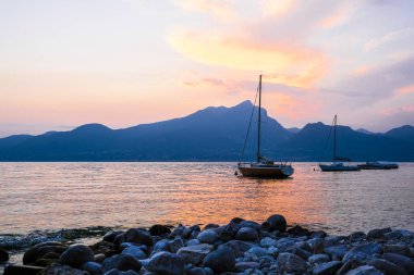 Garda, İtalya - Temmuz, 28, 2018: Garda Gölü İtalya gemilerde