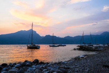 Garda, İtalya - Temmuz, 28, 2018: Garda Gölü İtalya gemilerde