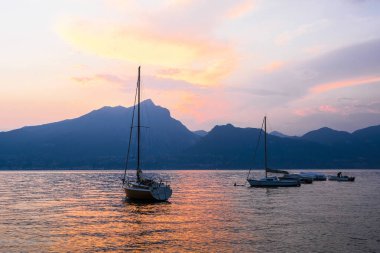 Garda, İtalya - Temmuz, 28, 2018: Garda Gölü İtalya gemilerde