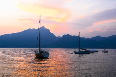 Garda, İtalya - Temmuz, 28, 2018: Garda Gölü İtalya gemilerde