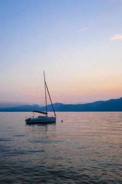 Garda, İtalya - Temmuz, 28, 2018: Garda Gölü İtalya gemilerde