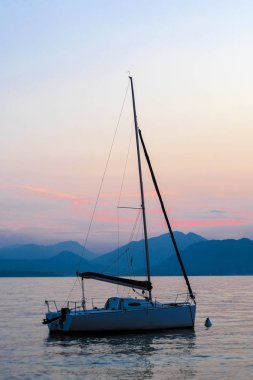 Garda, İtalya - Temmuz, 28, 2018: Garda Gölü İtalya gemilerde