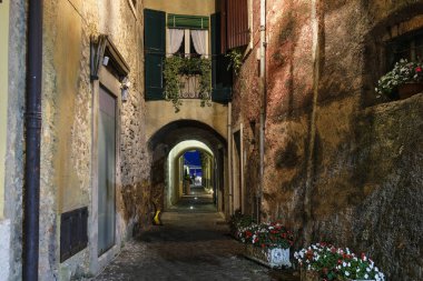 Garda, İtalya - Temmuz, 28, 2018: Garda, İtalya, old town gece adlı