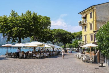 Garda, İtalya - 29 Temmuz 2018: Garda Gölü banka, İtalya görüntüsünü, yatay