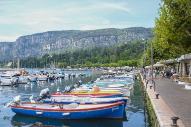 Garda, İtalya - 31 Temmuz 2018: Garda Gölü İtalya gemilerde