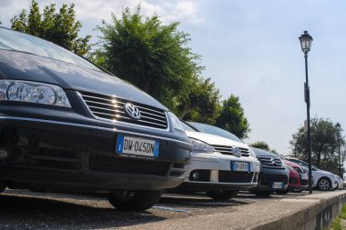 Garda, İtalya - Temmuz, 30, 2018: Otopark Garda, İtalya