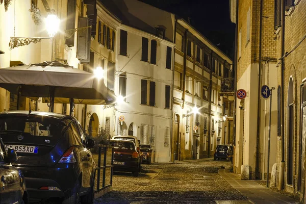 Ferrara Italia Julio 2018 Automóviles Estacionados Ferrara Italia Por Noche — Foto de Stock