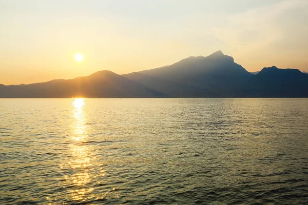 Günbatımı Garda Gölü, İtalya