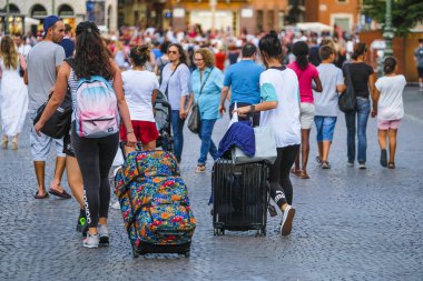 Verona, İtalya - Temmuz, 23, 2-18: turist Verona, İtalya