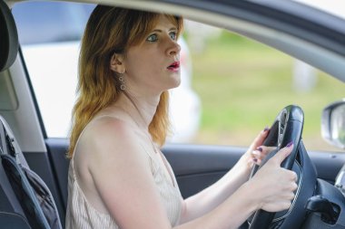 korkmuş bir kız bir araba