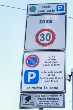 İtalya - Temmuz, 2018: trafik işareti İtalya