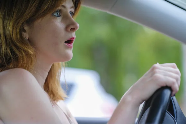 Chica Asustada Conduciendo Coche —  Fotos de Stock