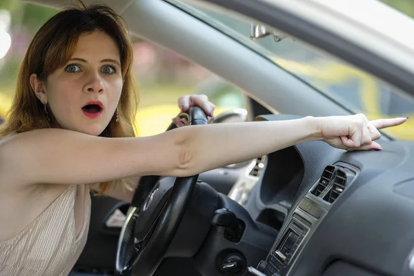 Chica Asustada Conduciendo Coche —  Fotos de Stock