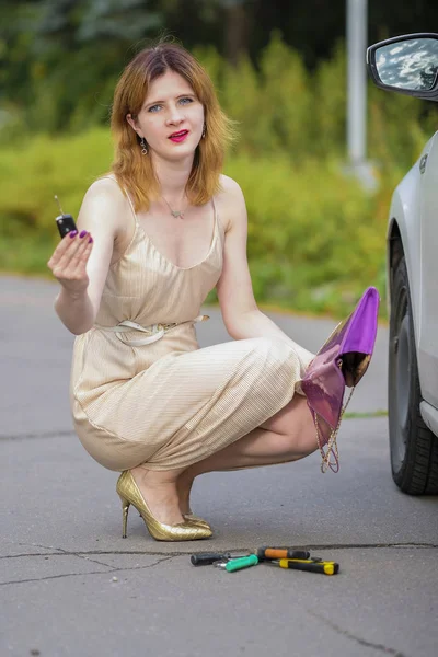 Menina Está Feliz Que Ela Encontrou Uma Chave Carro Saco — Fotografia de Stock