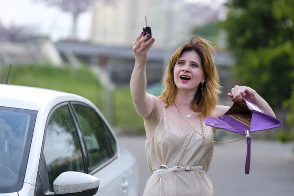 Chica Feliz Que Ella Encontró Una Bolsa Cosméticos Coche Llave —  Fotos de Stock