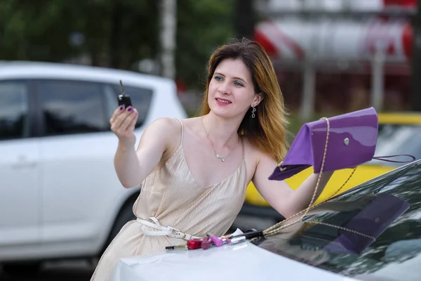 Bir Kozmetik Çantası Araba Anahtarında Bulunan Mutlu Bir Kızdır — Stok fotoğraf