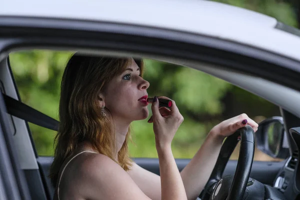 Chica Compone Los Labios Coche —  Fotos de Stock