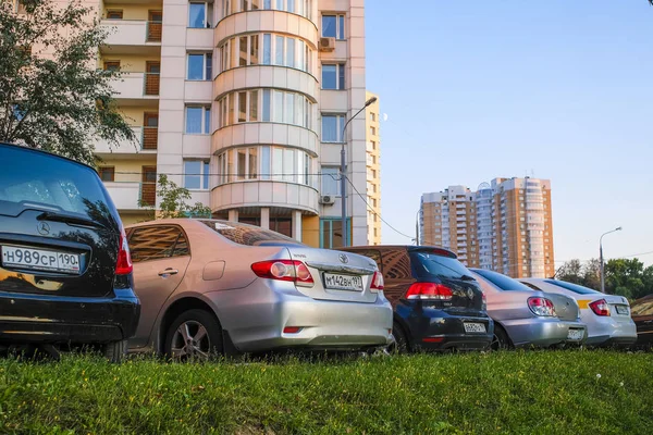 Moskwa Rosja Sierpień 2018 Samochody Parkingu Przedmieściach Sypialnia Moskwie — Zdjęcie stockowe