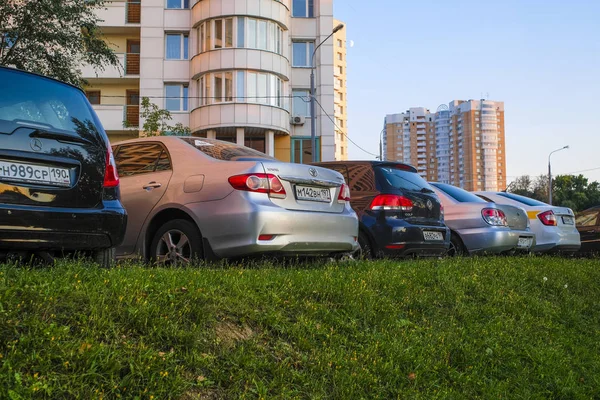 Moscow Russia August 2018 Cars Parking Bedroom Suburb Moscow — Stock Photo, Image