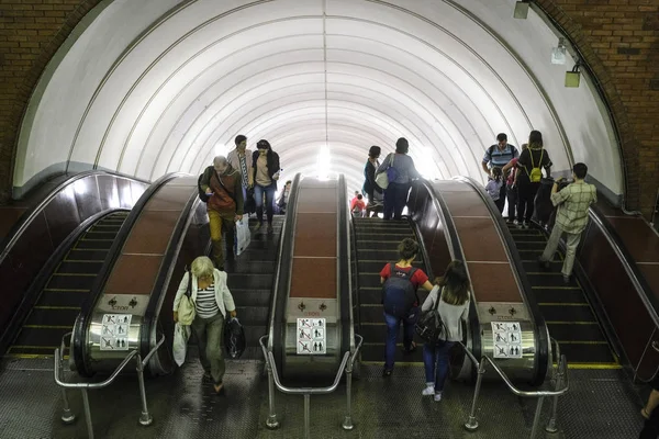 Moskwa Rusia Agustus 2018 Kerumunan Penumpang Stasiun Kereta Bawah Tanah — Stok Foto