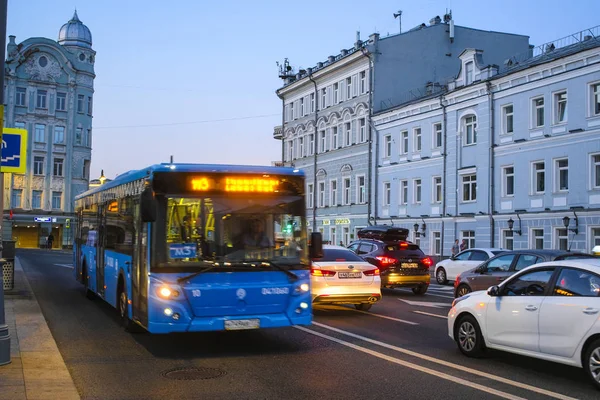 Moscow Oroszország Augusztus 2018 Busz Este Utcai Egy Moszkvai Központ — Stock Fotó