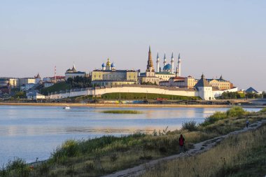 Kazan Kremlin için veiw Kazanka nehir banka.