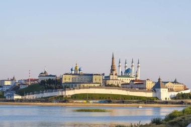 Kazan Kremlin için veiw Kazanka nehir banka.