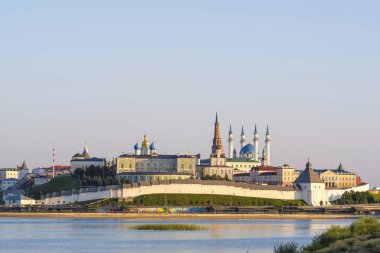 Kazan Kremlin için veiw Kazanka nehir banka.