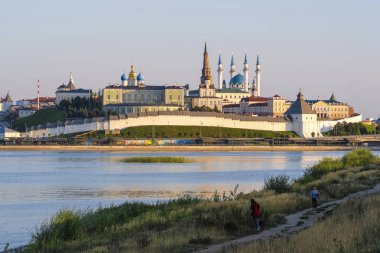 Kazan Kremlin için veiw Kazanka nehir banka.