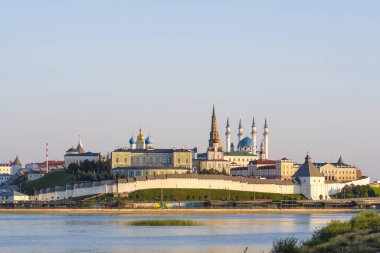 Kazan Kremlin için veiw Kazanka nehir banka.
