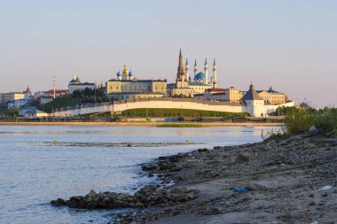Kazan Kremlin için veiw Kazanka nehir banka.