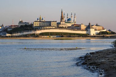 Kazan Kremlin için veiw Kazanka nehir banka.