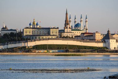 Kazan Kremlin için veiw Kazanka nehir banka.