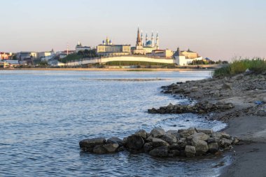 Kazan Kremlin için veiw Kazanka nehir banka.